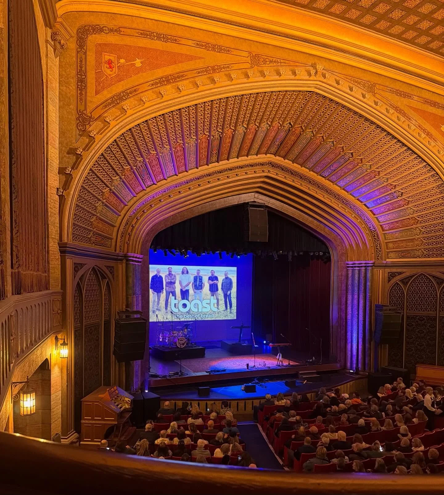 There is a Bread tribute band called Toast, and they are a delight! 
Kudos for having an amazing tribute band name! 💯

Excellent show, gorgeous venue, talented musicians, dry humor, unexpected tears. A perfect evening with @megordaz 

#vestelletrave