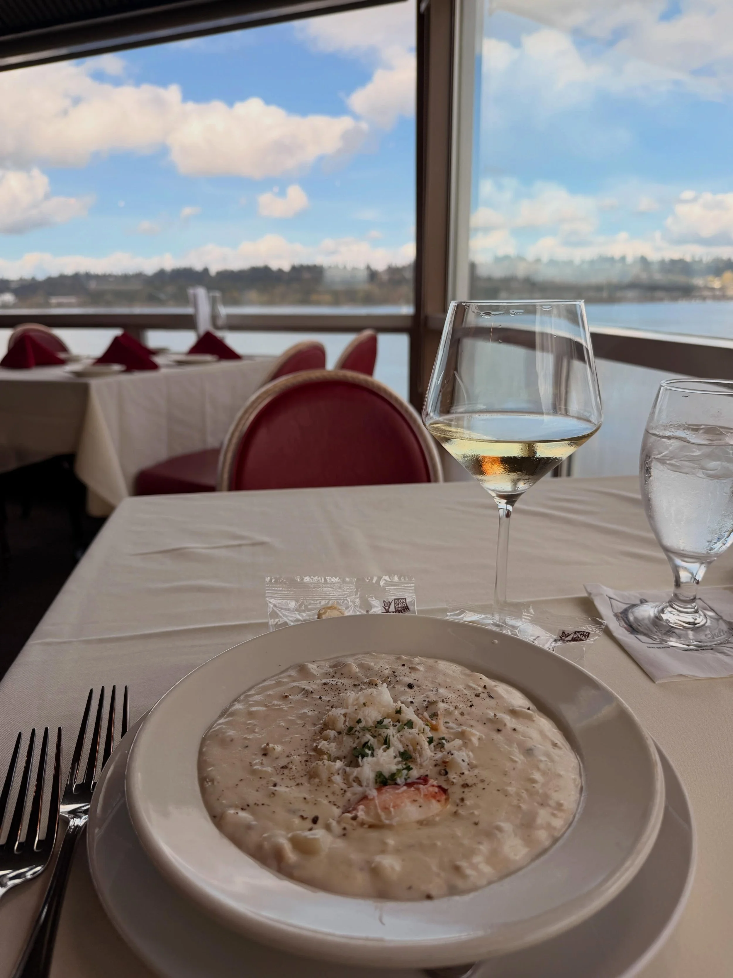 Learned you can order a side of crab for your chowder. Say no more! 🦀 

Salty&rsquo;s on the Columbia, a staple of Portland since 1978. 

#vestelletravel #travelwinefood #clamchowder  #portlandoregon @saltysonthecolumbiapdx