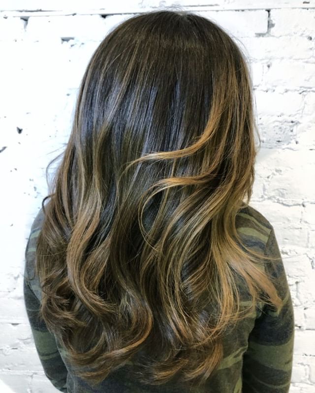 A glaze is a great way to keep up your balayage and highlights in between lightening services! ⁣
-⁣
-⁣
-⁣
-⁣
#machorn #CHLhairbyMac #customhairlounge #chicagohairstylist #midwesthairstylist #chicagosalon #chicagohair #lincolnpark #linconlparkhair #li