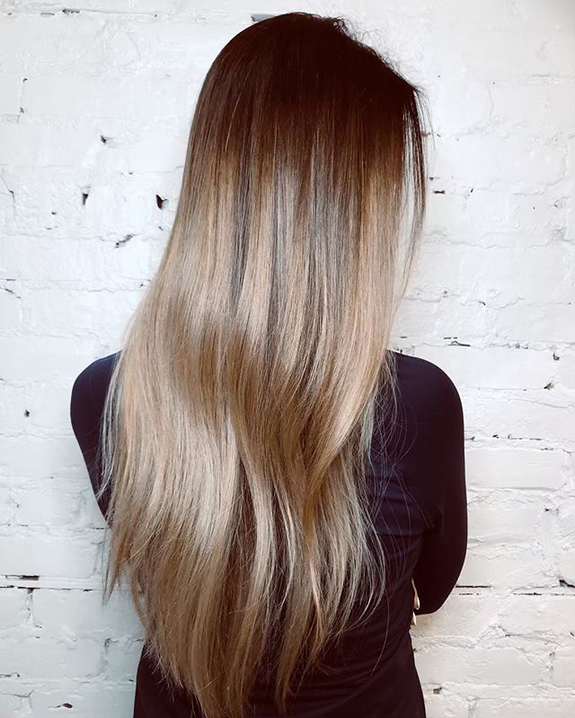 Softly blended babylights with a dark root shadow! Today we lightened the middle and ends of the hair using @olaplex to keep it long and healthy and then applied a brunette shadow root to keep the look low maintenance!
-
-
-
-
#machorn #CHLhairbyMac 