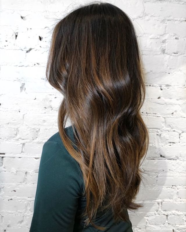 Balayage on natural dark hair can produce beautiful caramel and honey tones that are flattering in the colder months in Chicago! ⁣
-⁣
-⁣
-⁣
#machorn #CHLhairbyMac #customhairlounge #chicagohairstylist #midwesthairstylist #chicagosalon #chicagohair #l