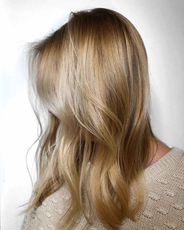 Getting ready for spring with this heavily saturated blonde balayage 🌞 -
-
-
#machorn #CHLhairbyMac #customhairlounge #chicagohairstylist #midwesthairstylist #chicagosalon #chicagohair #lincolnpark #linconlparkhair #lincolnparksalon #chicagostylist 