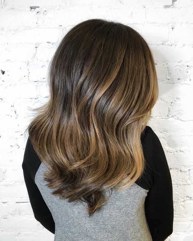 Balayage refresh on brunette hair with lots of low-lights to add depth and dimension!
&bull;
&bull;
&bull;
#CHLhairbyMac #customhairlounge #chicagohairstylist #midwesthairstylist #chicagosalon #chicagohair #lincolnpark #linconlparkhair #lincolnparksa