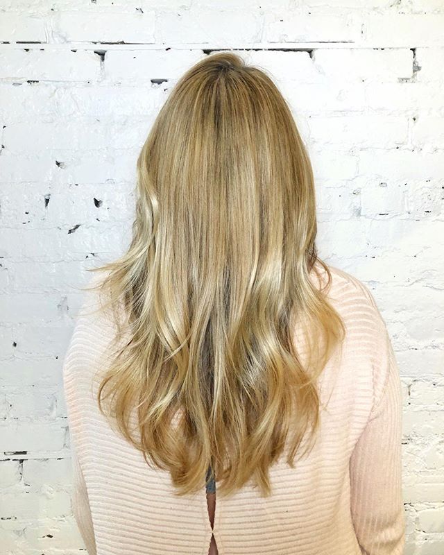 Buttery blonde highlights are the perfect way to warm up in Chicago winter! W did micro highlights and two glaze formulas to create this look. For the cut we did long layers with internal layers to support volume! &bull;
&bull;
&bull;
#machorn #chlha