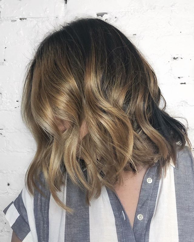 Winter blonde is as easy as using a slightly darker glaze ✨
-⁣
-⁣
-⁣
-⁣
#machorn #CHLhairbyMac #customhairlounge #chicagohairstylist #midwesthairstylist #chicagosalon #chicagohair #lincolnpark #linconlparkhair #lincolnparksalon #balayage #lincolnpark