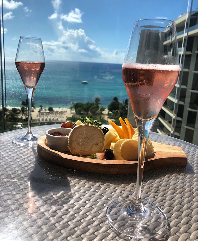 @seafireresort is crushing the hospitality. What a warm welcome to @caymancocktailweek ...
#DreamInCayman #ros&eacute; #caymanislands #brandambassador #rumhead #hospitality #consultantlife #fliptopour #fliptopourtravels