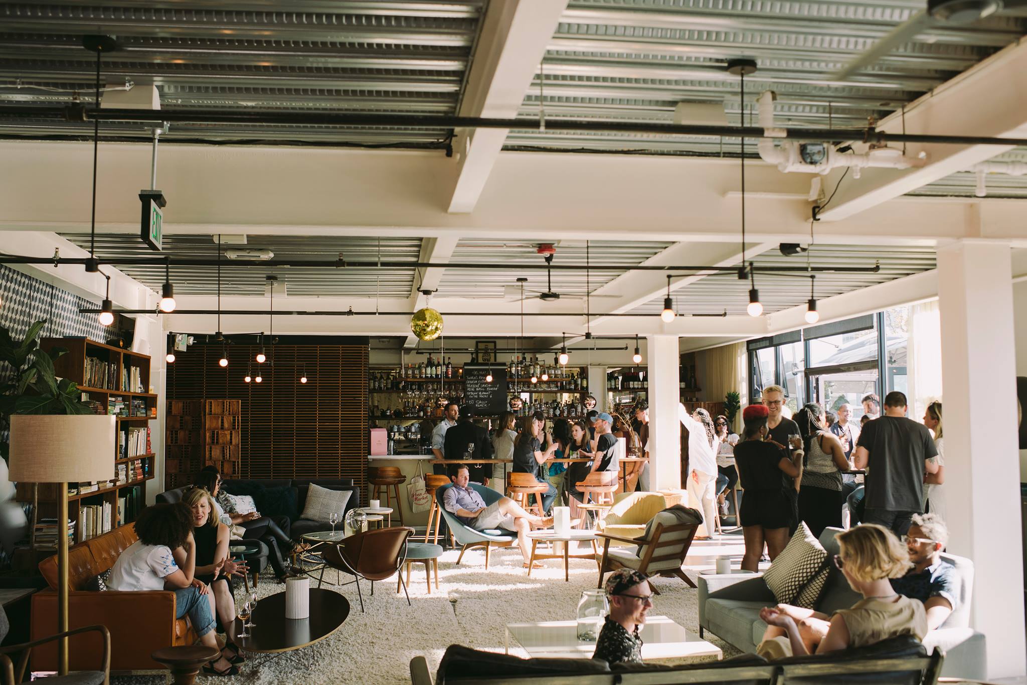 lounge & bar