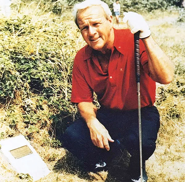 Palmer next to the plaque that was placed in honor of his 1961 miracle shot.
