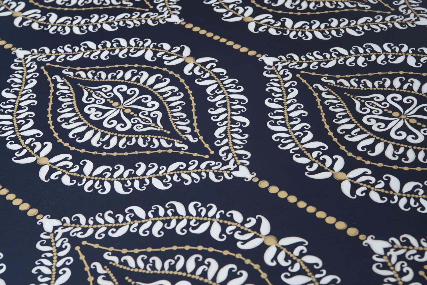 Curls & Pearls Black wallpaper