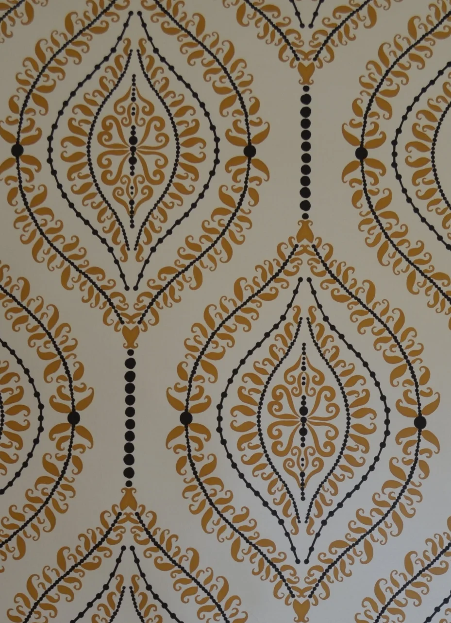 Curls & Pearls white wallpaper Elle Gibson