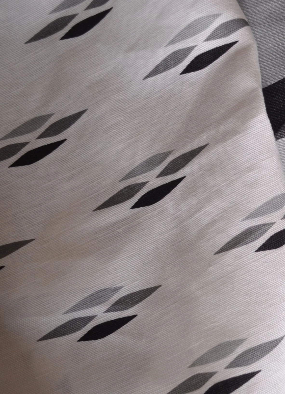 Mosaic Ovals - White/Black/Gray