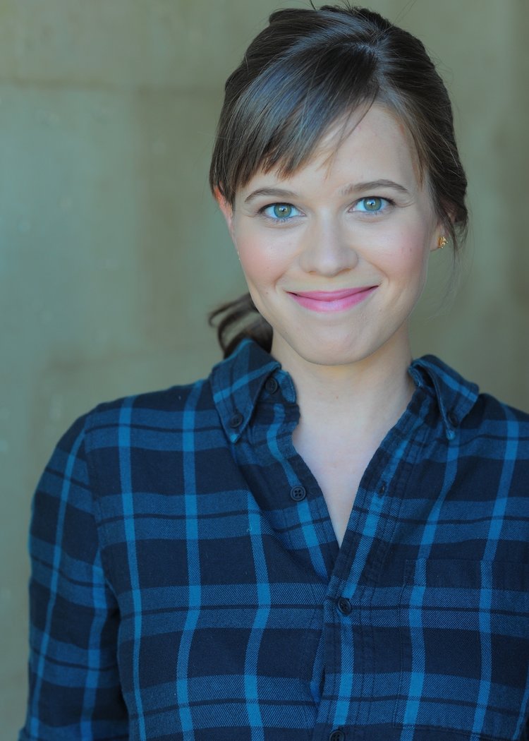Leah+Henoch+Headshot.jpg