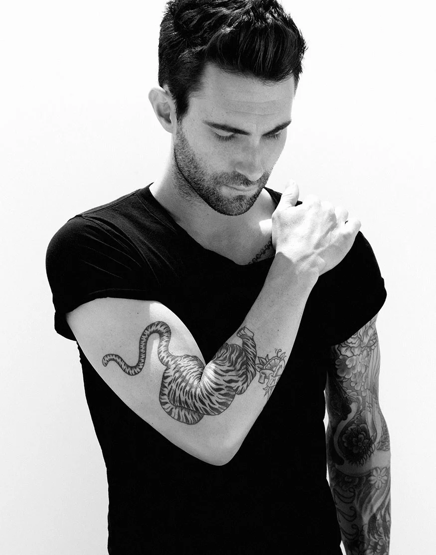 out_adam_levine_02.jpg