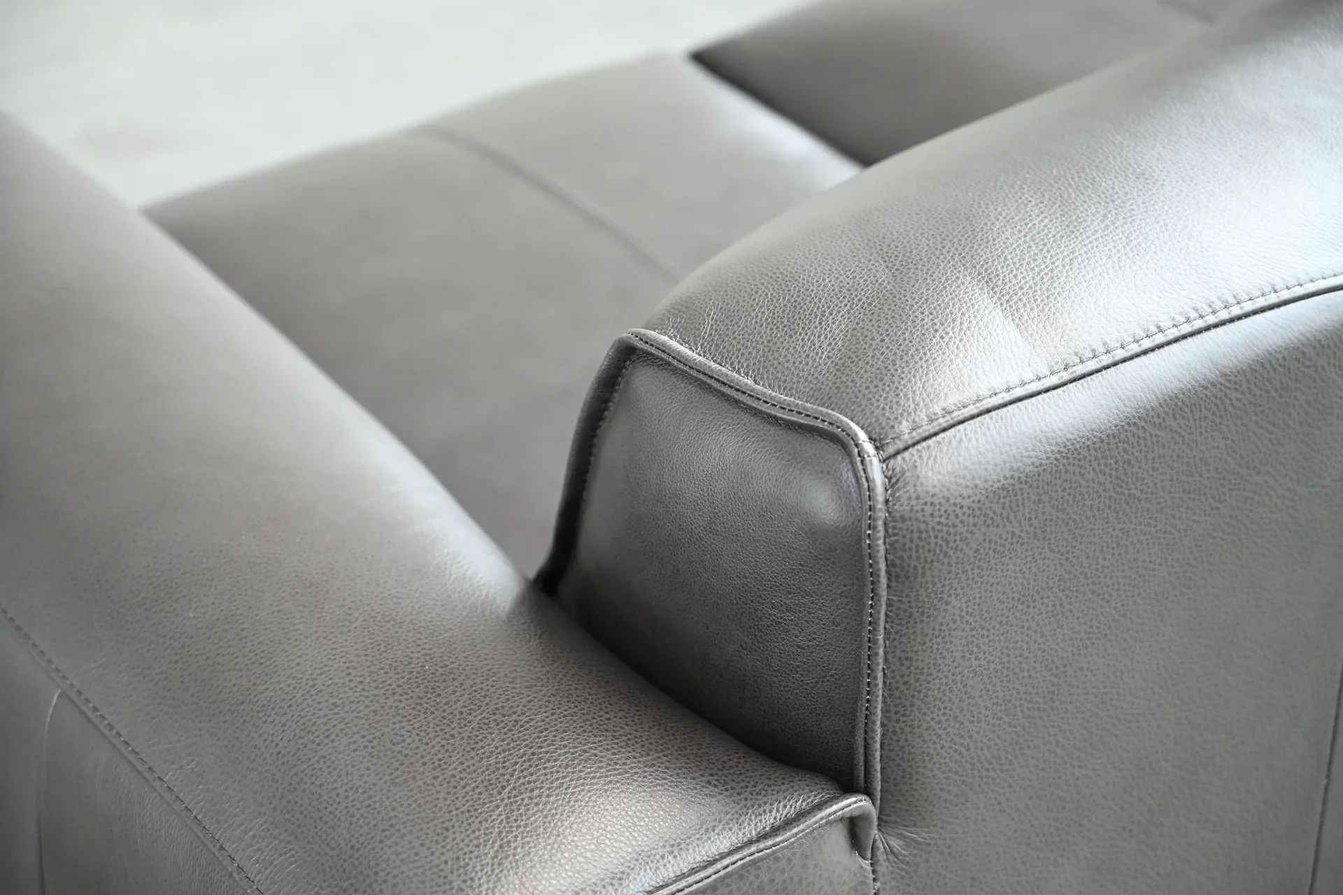 SOF-BOON-IORE-LEATH_5_a0da1d6a-a985-4f30-9cc5-2aed2651ca5f.webp (Copy)