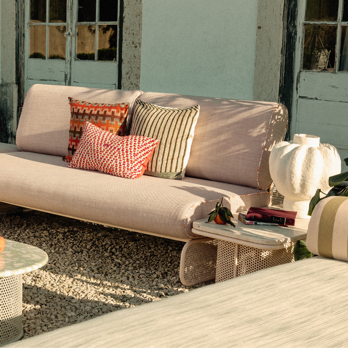 riviera-coffee-table-outdoor-sofa-lounge-detail.png
