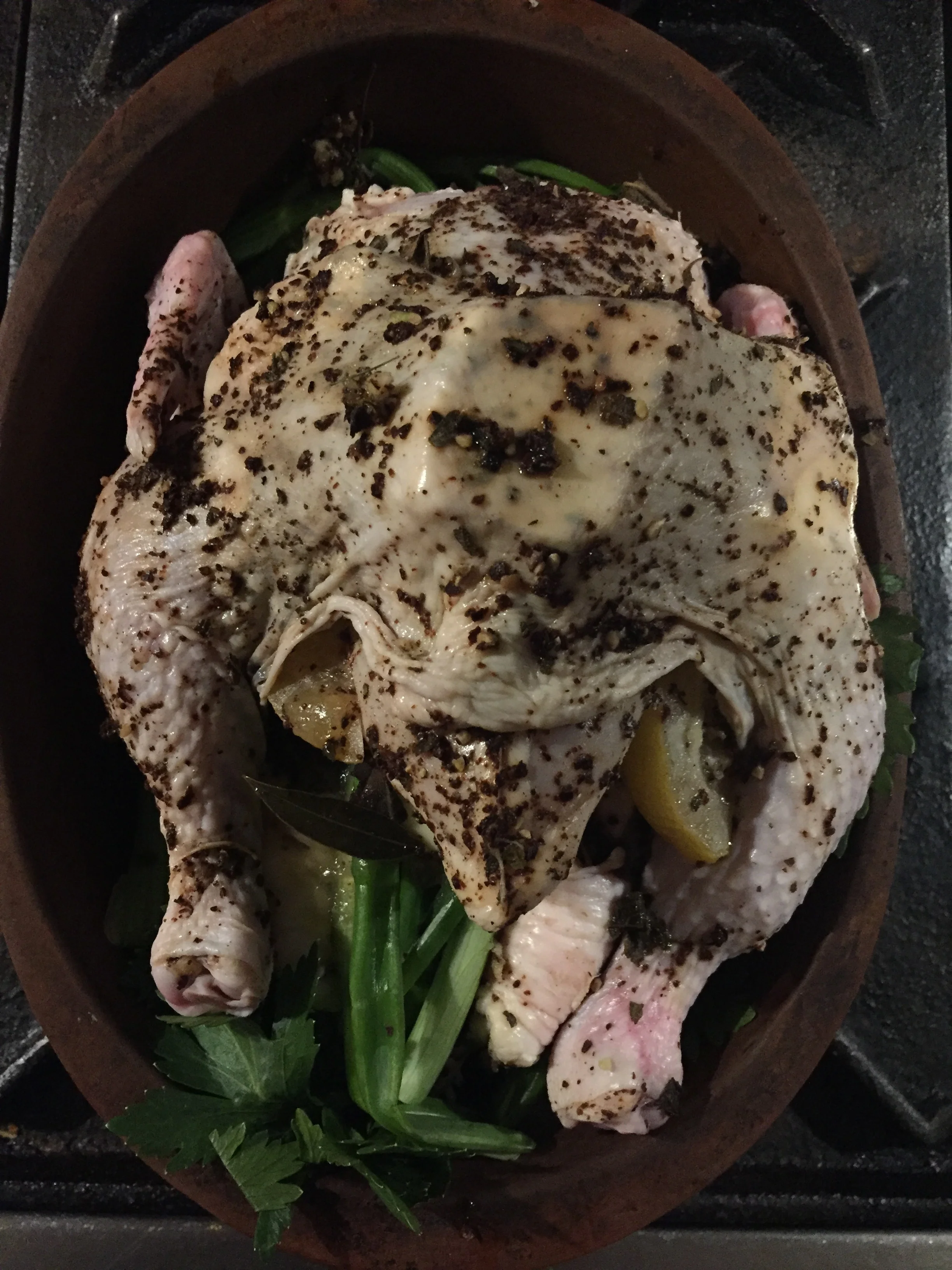 Pollito al horno con uñas pintadas