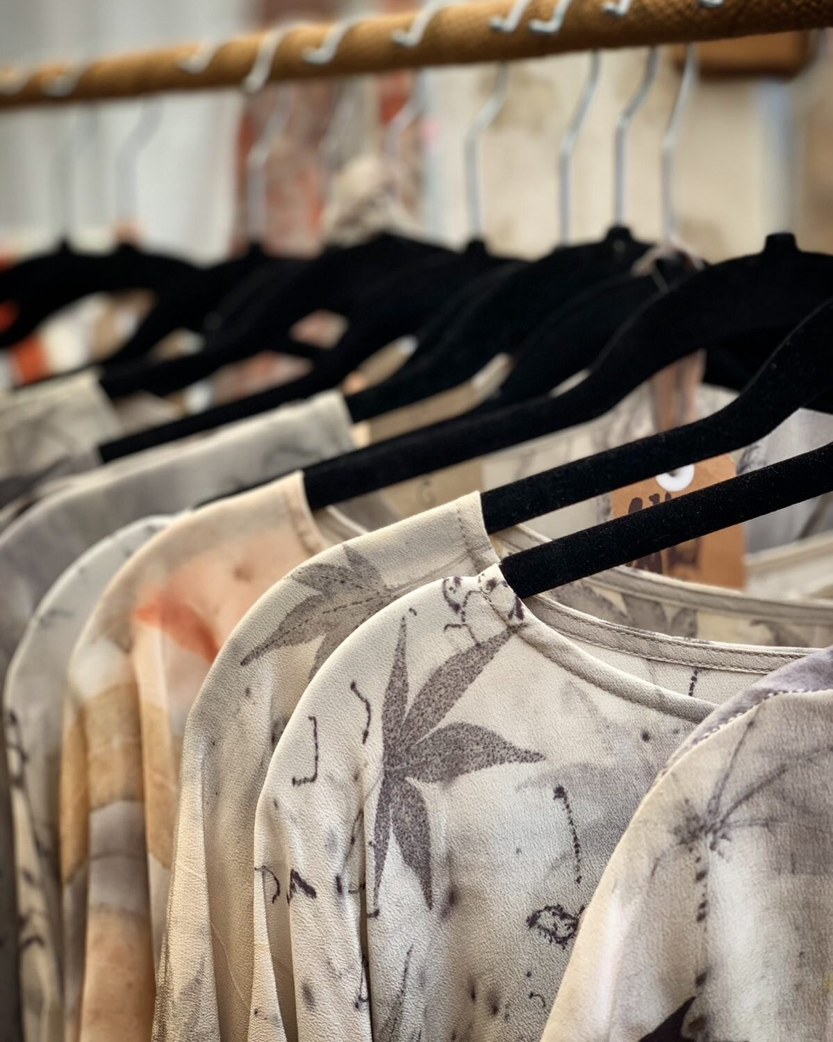 🍃 leaves on silk tops ❤️ 
Beautiful designs straight from Mother Nature and beautiful to wear for many years to come&hellip;
#slowfashion #Leafprint #MyLocalDyePlants #Handcrafted #Botanicaldyes  #AroundTheWorldin80dyes