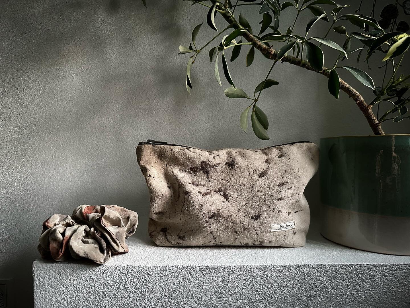 Leaf printed silk scrunchy and silk pouch - perfect companions for an Easter break with my lovely cousin and well suited to her perfectly styled guest bathroom 😍. 
Have a happy Easter 🐣 
#Leafprint #MyLocalDyePlants #Handcrafted #Botanicaldyes  #Ar