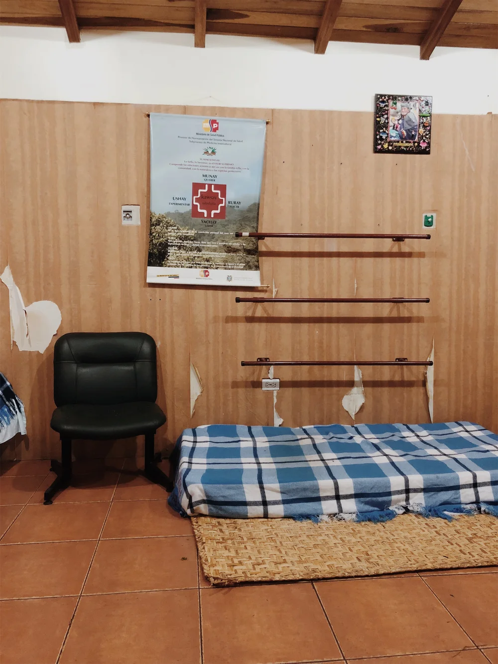  Peep the small photo of the Fregador hanging above the bed 