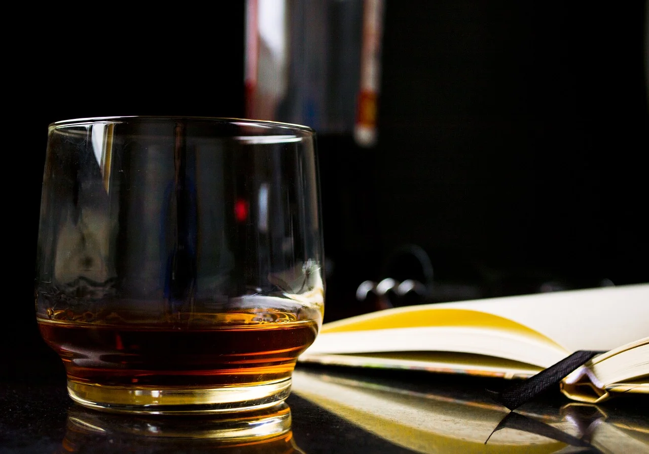 The perfect combination for silent reading: A glass of whiskey & a book