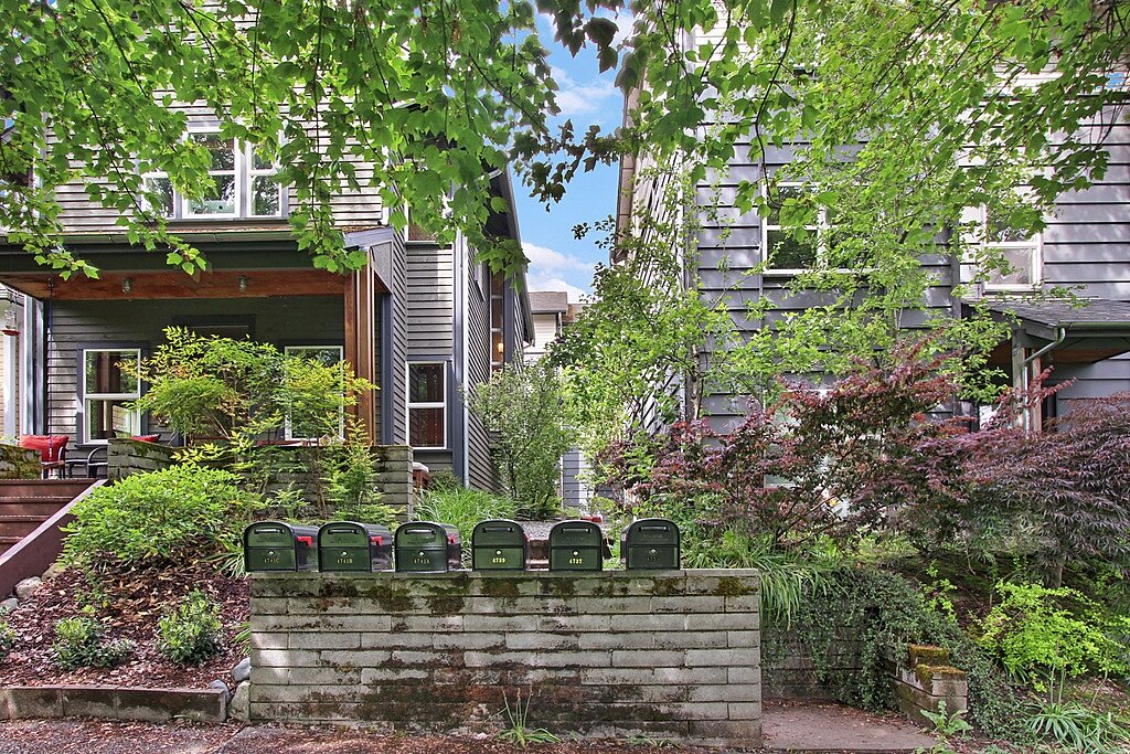  The entry off Columbia Park, there are 6 units in this community- 2 in front and 3 in back. You are steps to the PCC, Farmer's Market, the library and 2 blocks to the light rail station. 