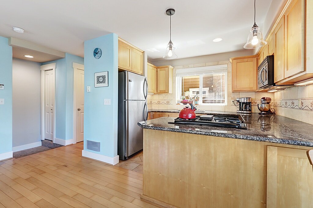  Good flow from kitchen to the living space and all stainless steel appliances come with the home. 