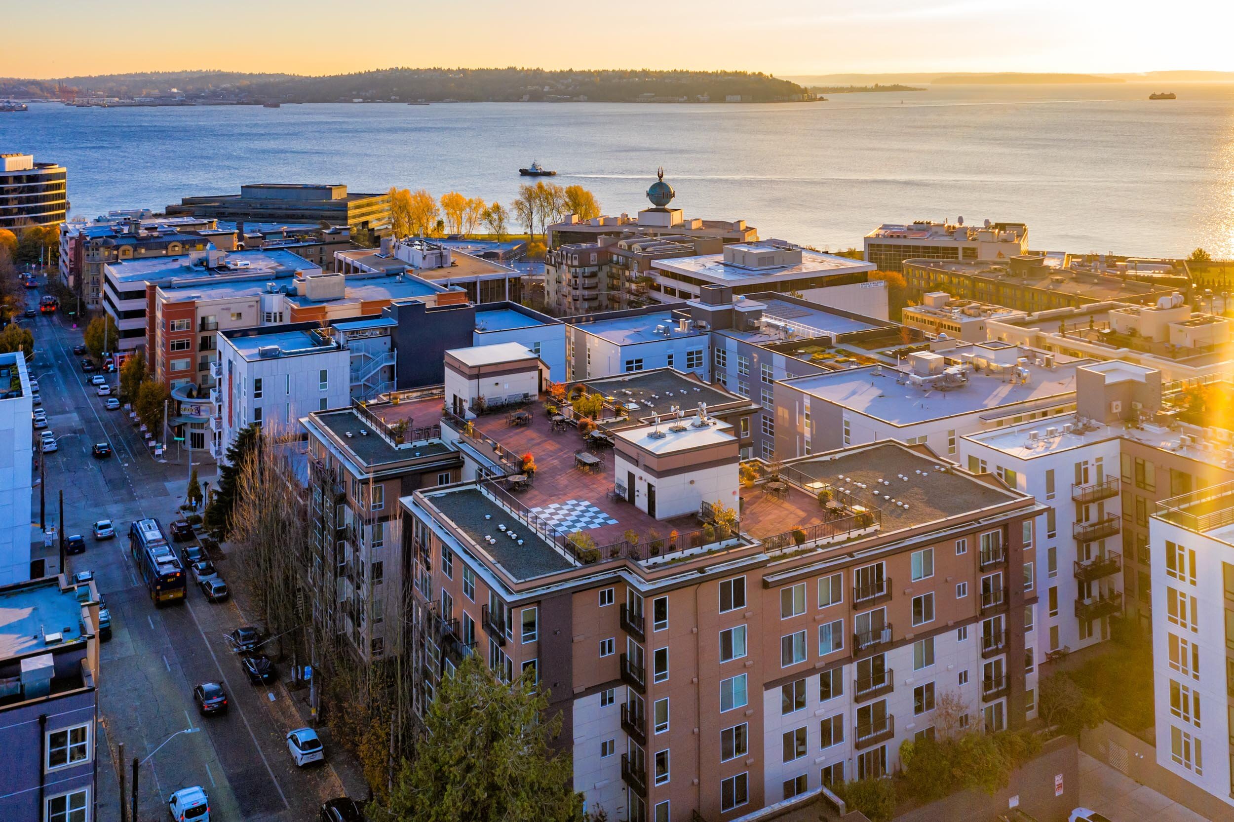  Welcome to the Athena condominium- a lower Queen Anne gem with one of the best rooftop decks in Seattle. 