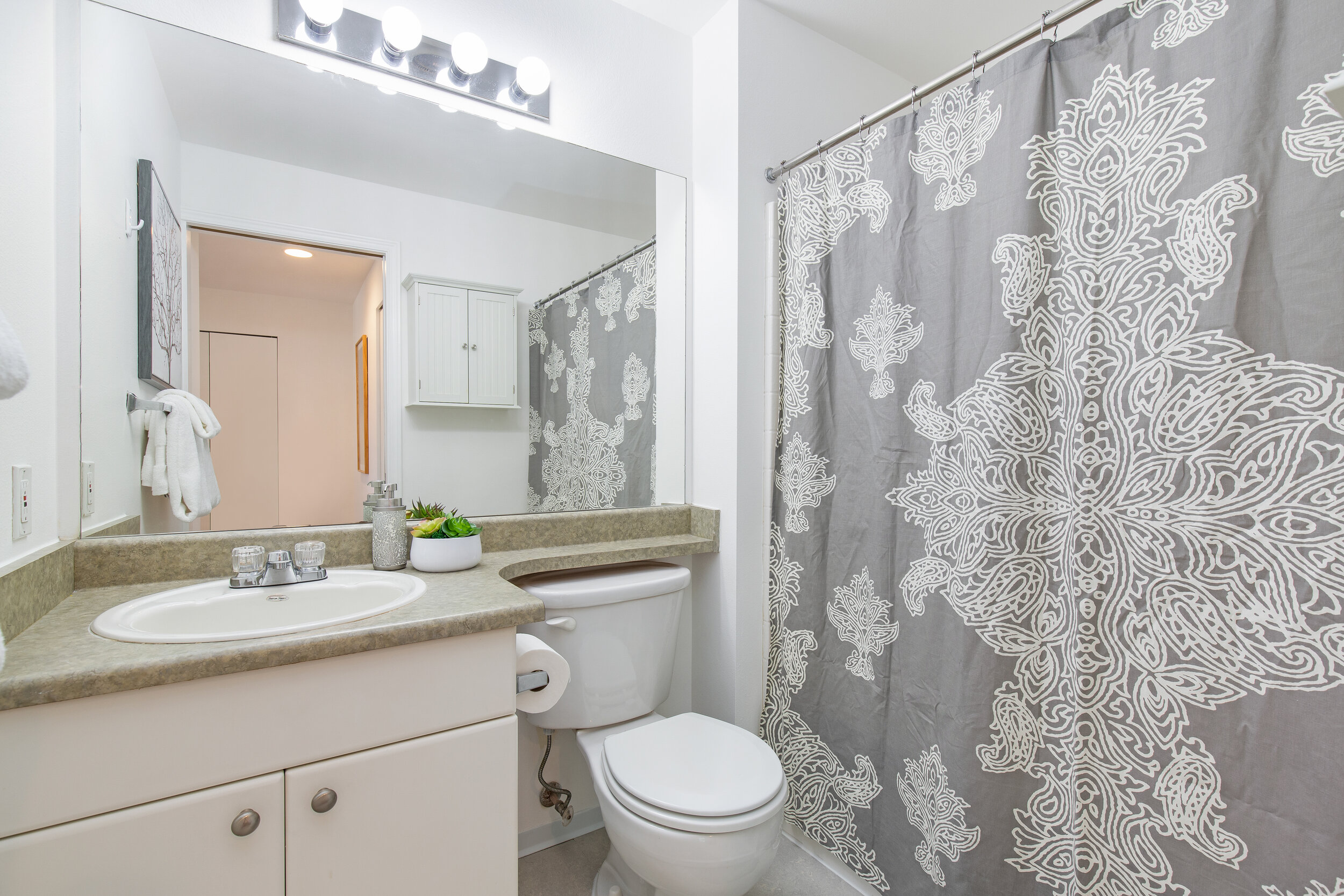  Full size bath with brand new marmoleum flooring. 