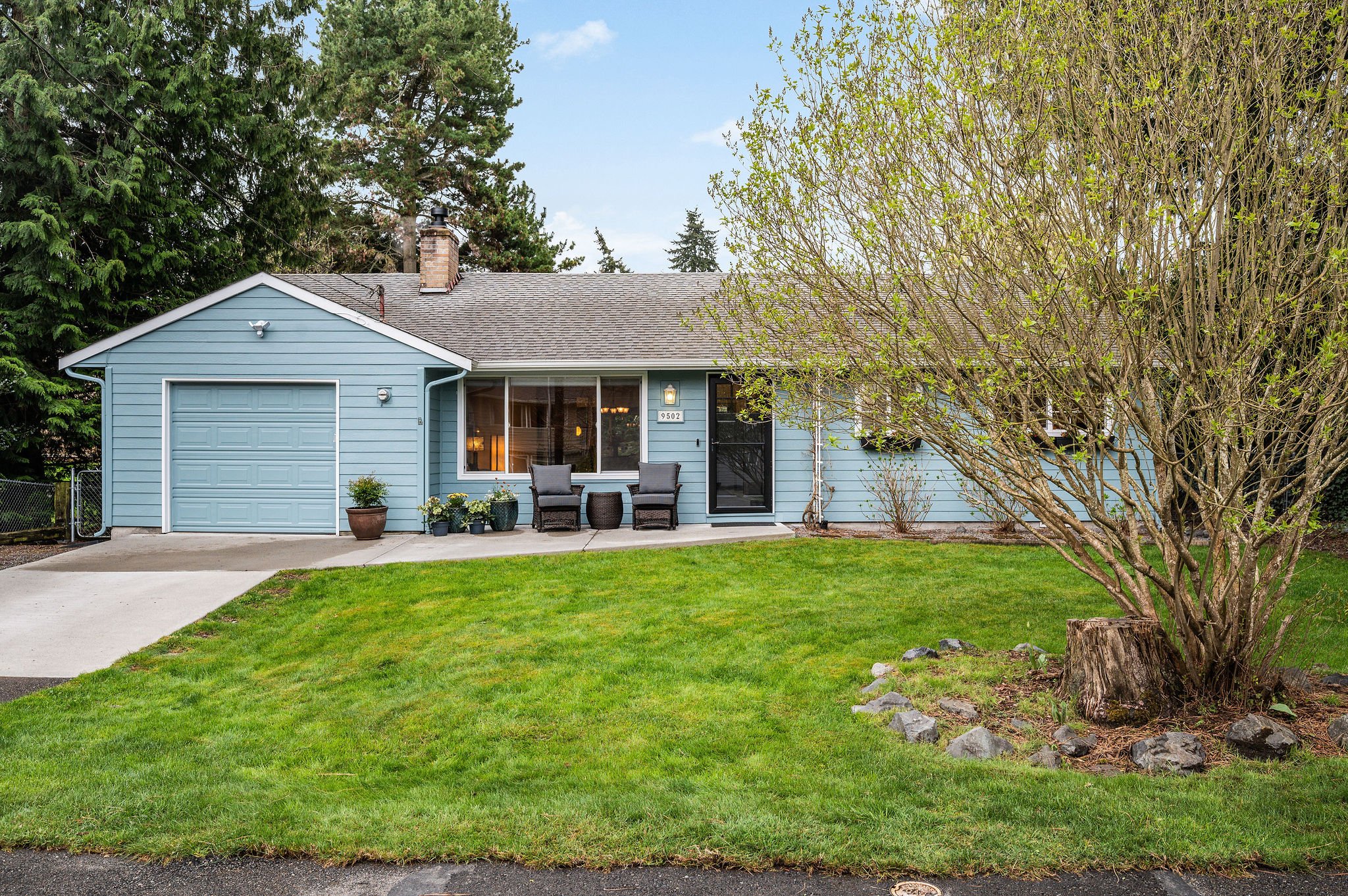 One-level living at its best! This Edmonds rambler is ideally located near downtown Edmonds and Yost Park.