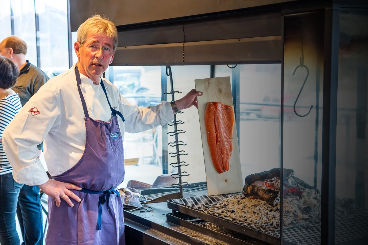 Arne Brimi syner fram "plankefisk" på Nye Brimibue i Lom. (Foto: Visit Jotunheimen)