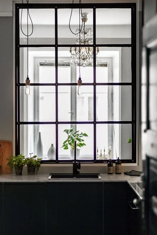 http://atelierrueverte.blogspot.com/2014/10/suede-un-appartement-superbement-bien.html