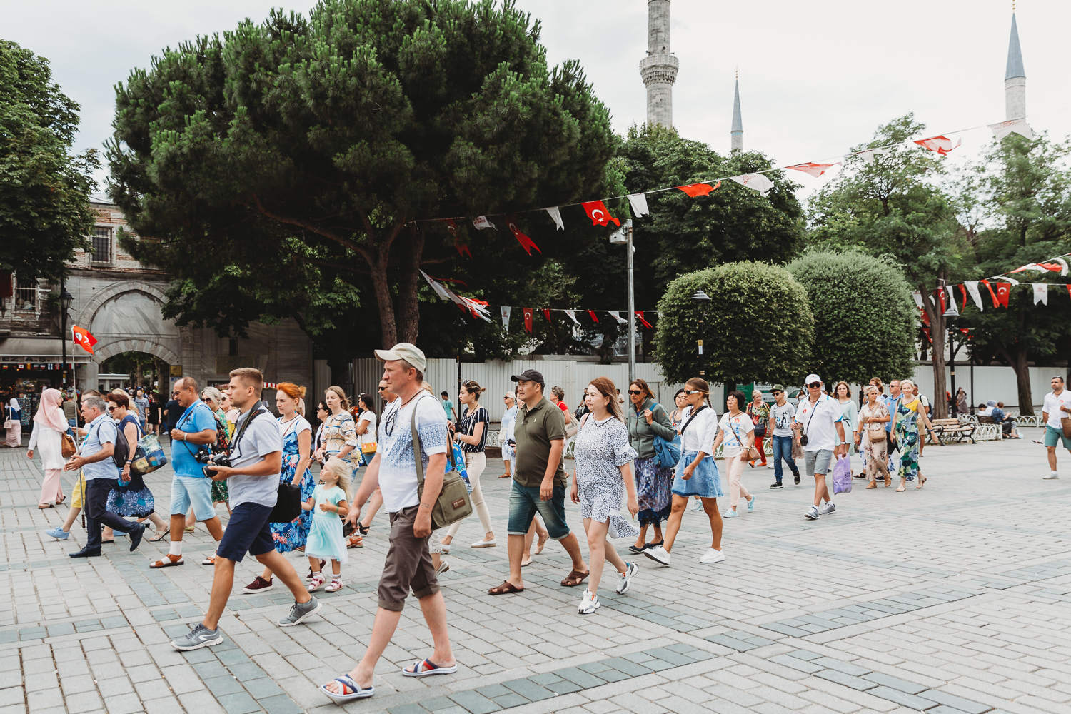 thrngs of tourists istanbul hippodrome