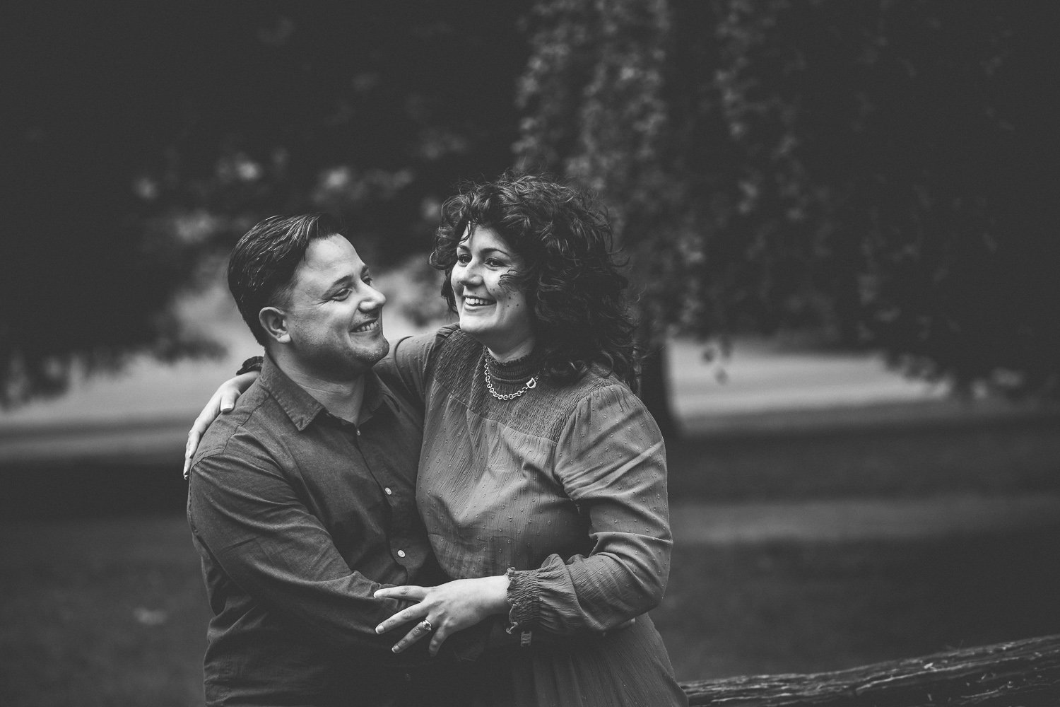 Parents enjoying themselves in outdoor family photoshoot in wimbledon