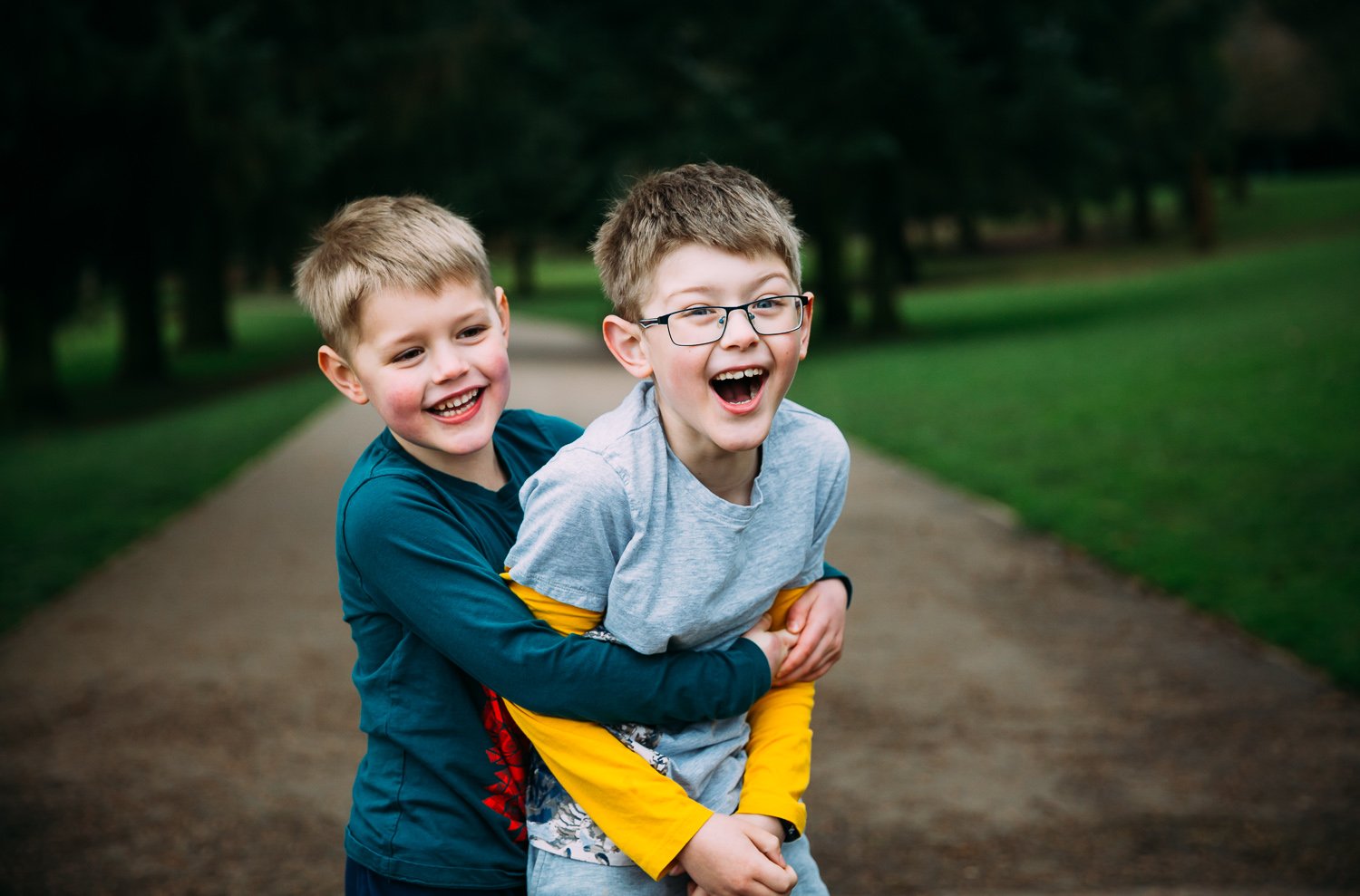 Wimbledon Family Photographer captures siblings laughing at a park