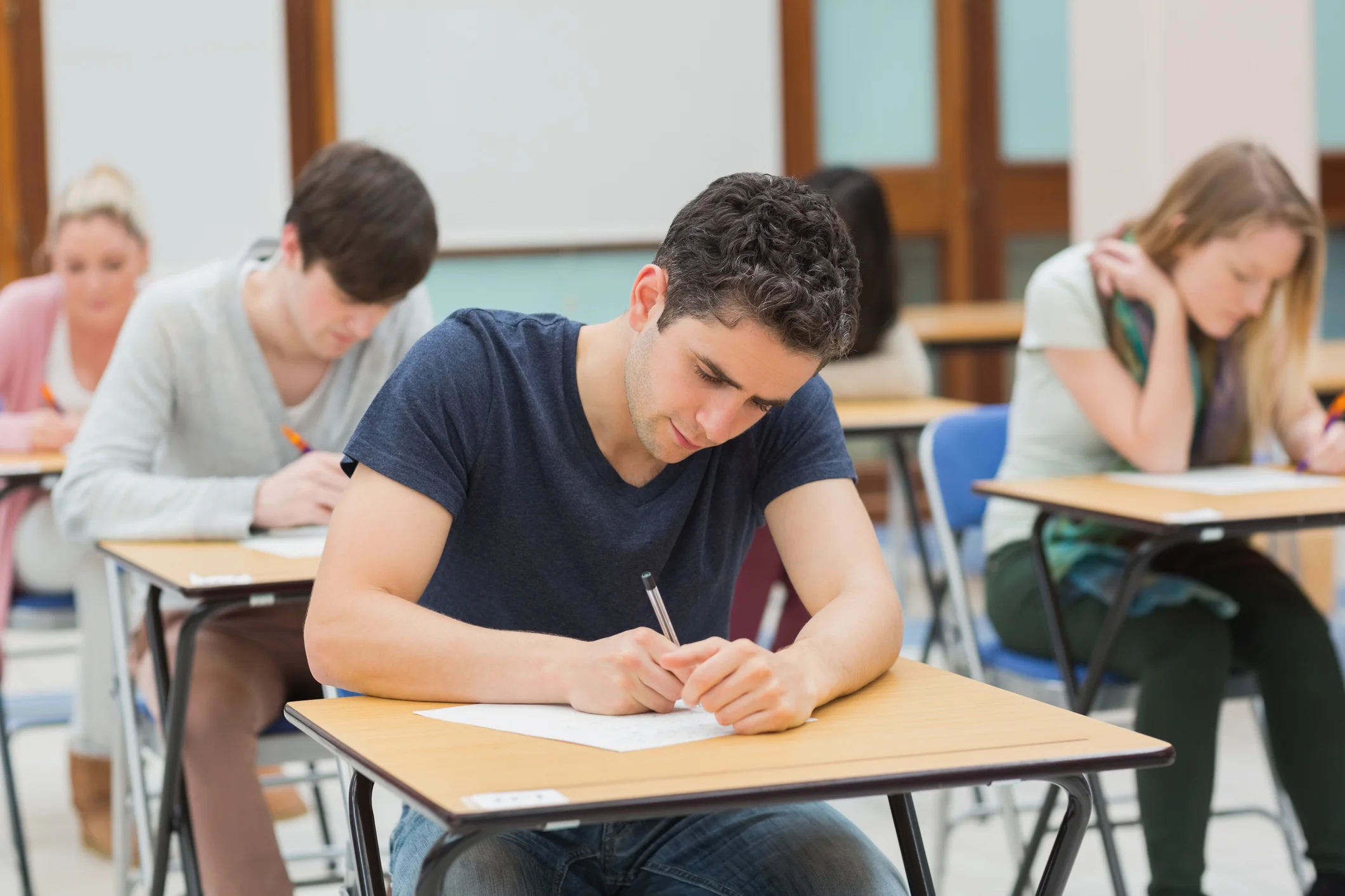 Students in an exam by Wavebreakmedia Ltd CERTIFICAÇÃO