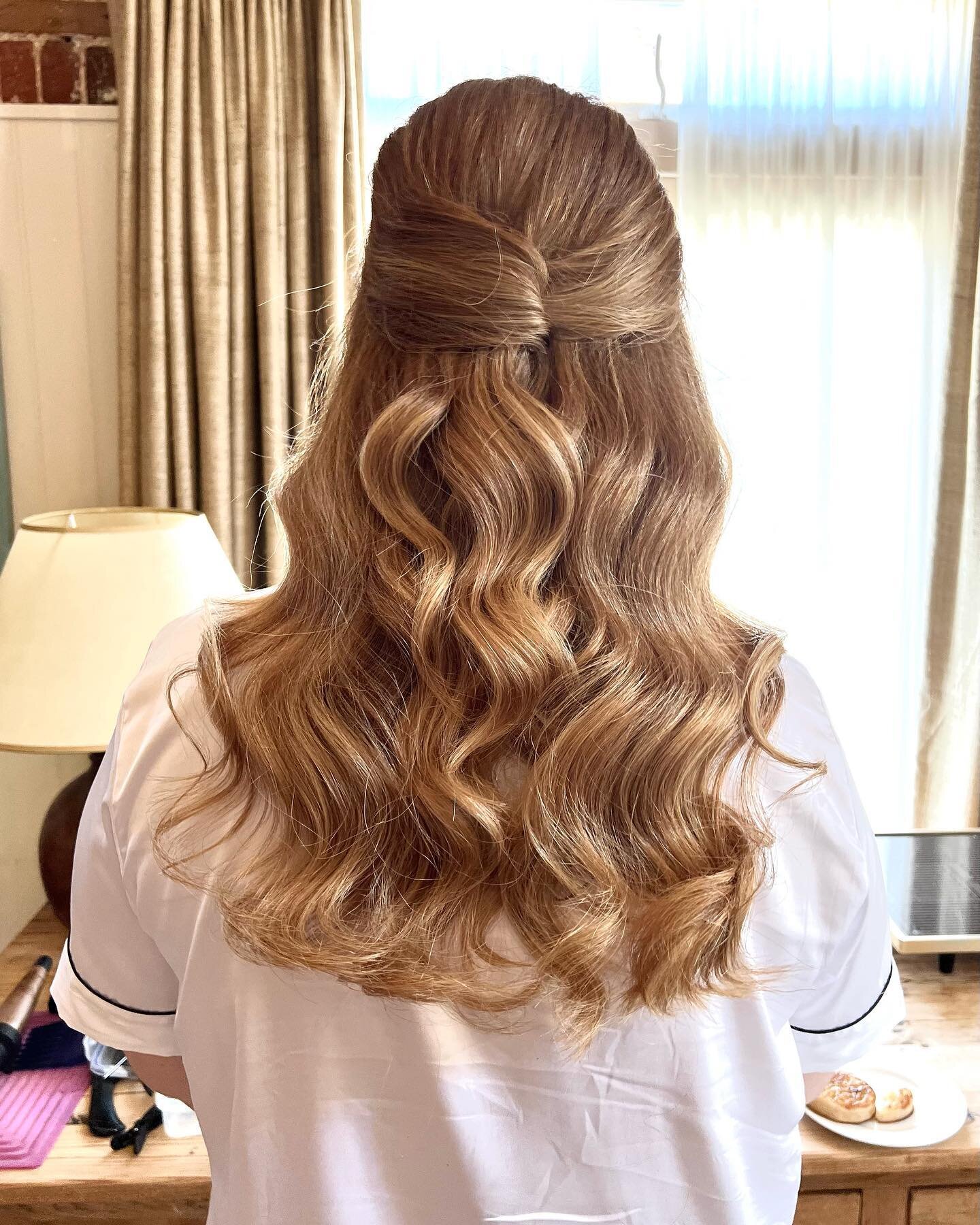 💛 G E O R G I N A 💛 
Look at those soft romantic waves😍 Georgina&rsquo;s hair was meant for this style! There&rsquo;s lots to think about when choosing you wedding hairstyle&hellip;does your hair curl nicely and last? What time of year is your wed