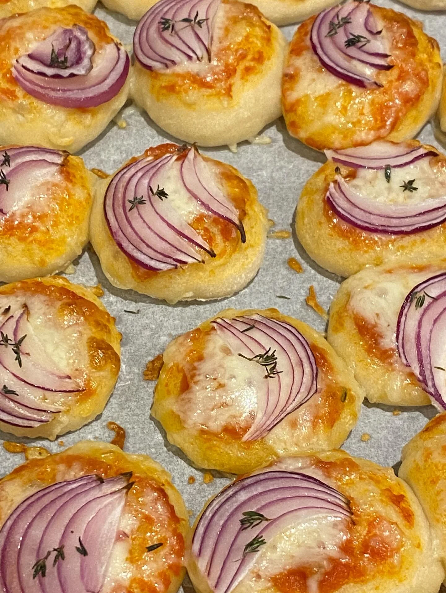 Prepping for a birthday drinks party with these cute little red onion and thyme pizzas 🍕