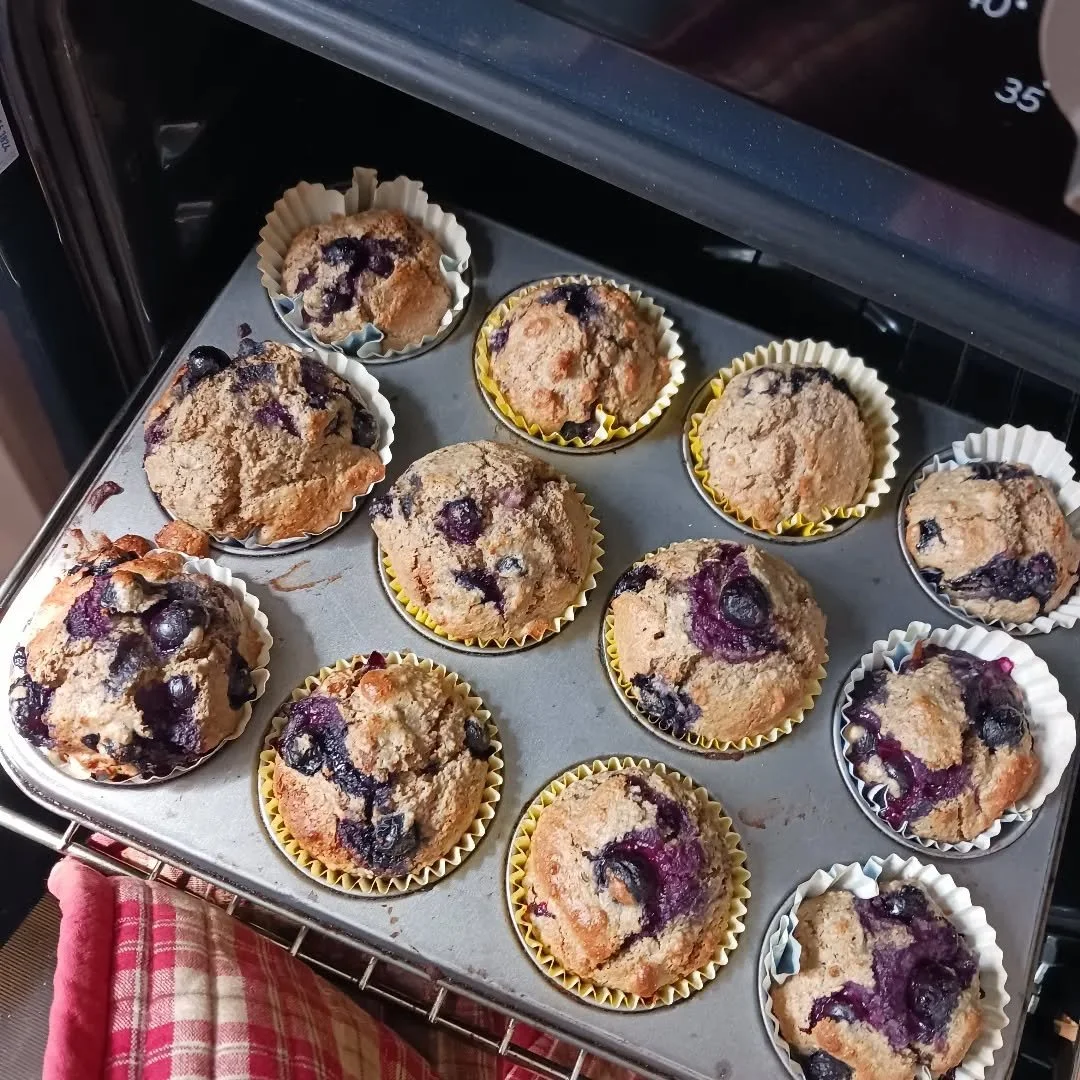 They deserve a post!!! They are beyond delicious 😋 

I  have written this recipe using cups (scales batteries ran out), and actually, for baking with children, I sometimes find this easier. 

Mix together dry ingredients:

🫐 4 cups plain flour - I 