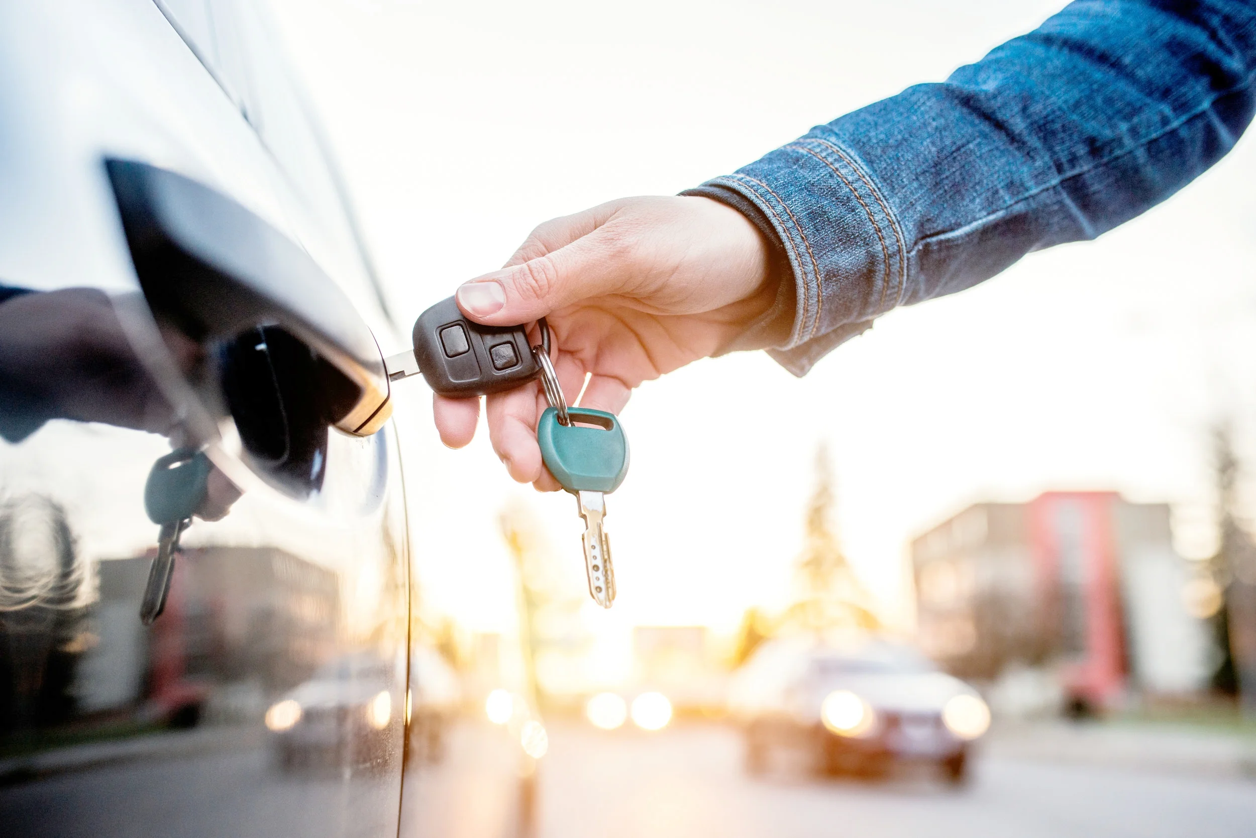 Woman-with-car-key-506879326_7360x4912.jpeg