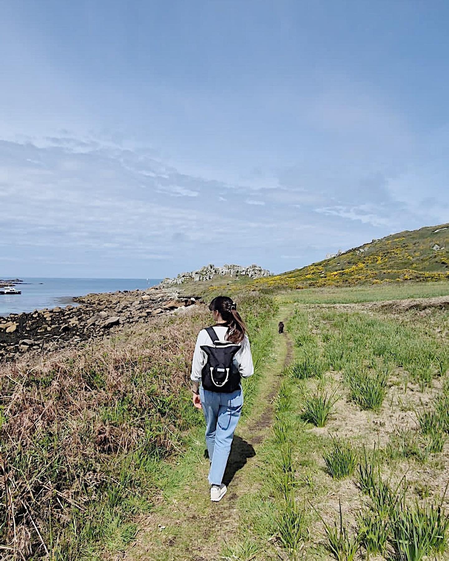 TRAVEL TUESDAY | EXPLORING St Agnes 🌊🌿

Such a gorgeous sunny day exploring St Agnes and Gough - a tidal island joined by a sand bar 〰️ 
St Agnes is an incredibly peaceful and inimitably pretty island with the clearest aqua waters and the whitest s