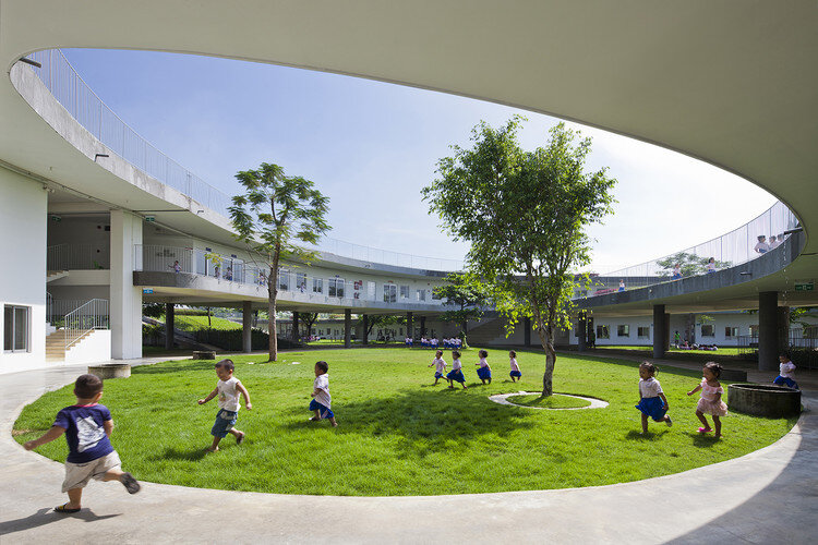 04_western_courtyard3.jpg