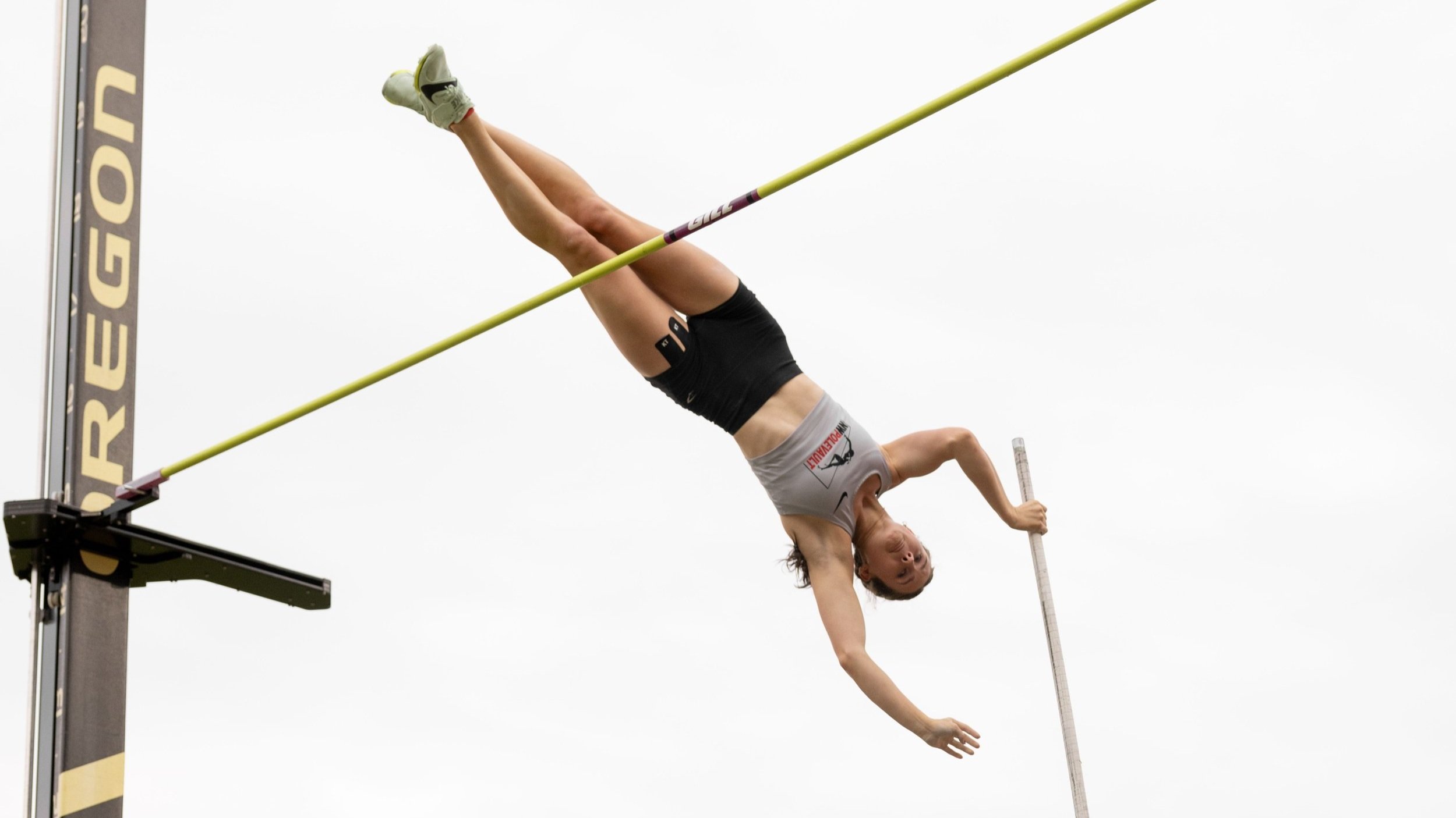 Hana Moll wins pole vault title – for herself and for her sister