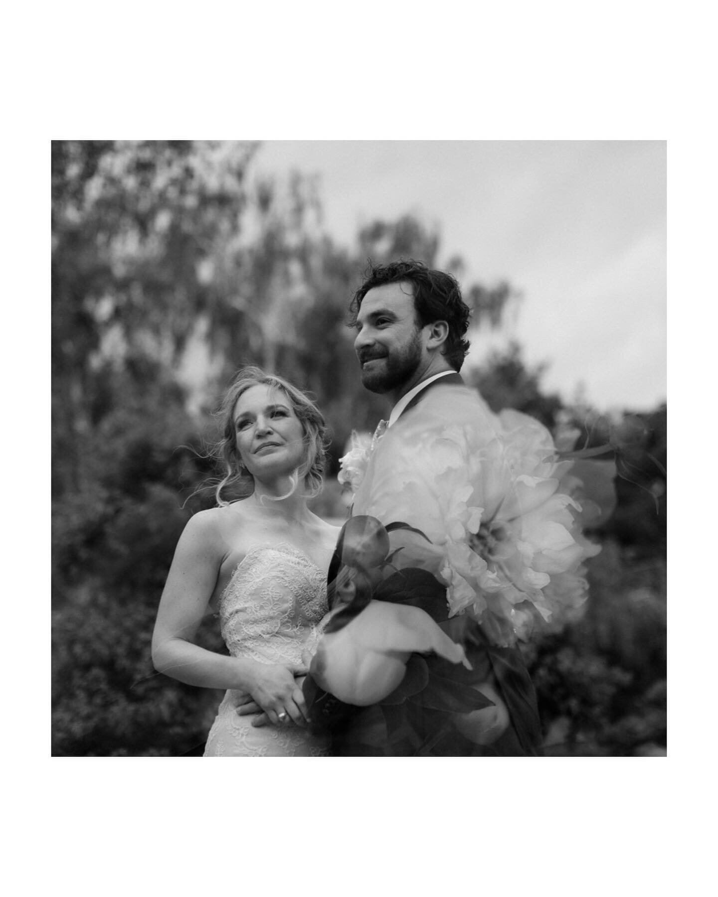 Quiet scenes from an overcast, late spring wedding day. Not sure if Instagram even shows still photos anymore but I&rsquo;m a photographer so. There&rsquo;s something about a frozen moment.

Second shot for @kylafearportraits 🖤