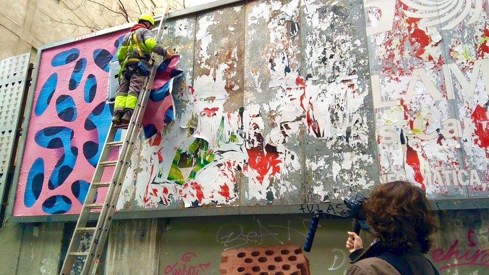 Operator placing Vulovak's work while Julien Gallez documents it. Photo by Elisa Rodríguez.