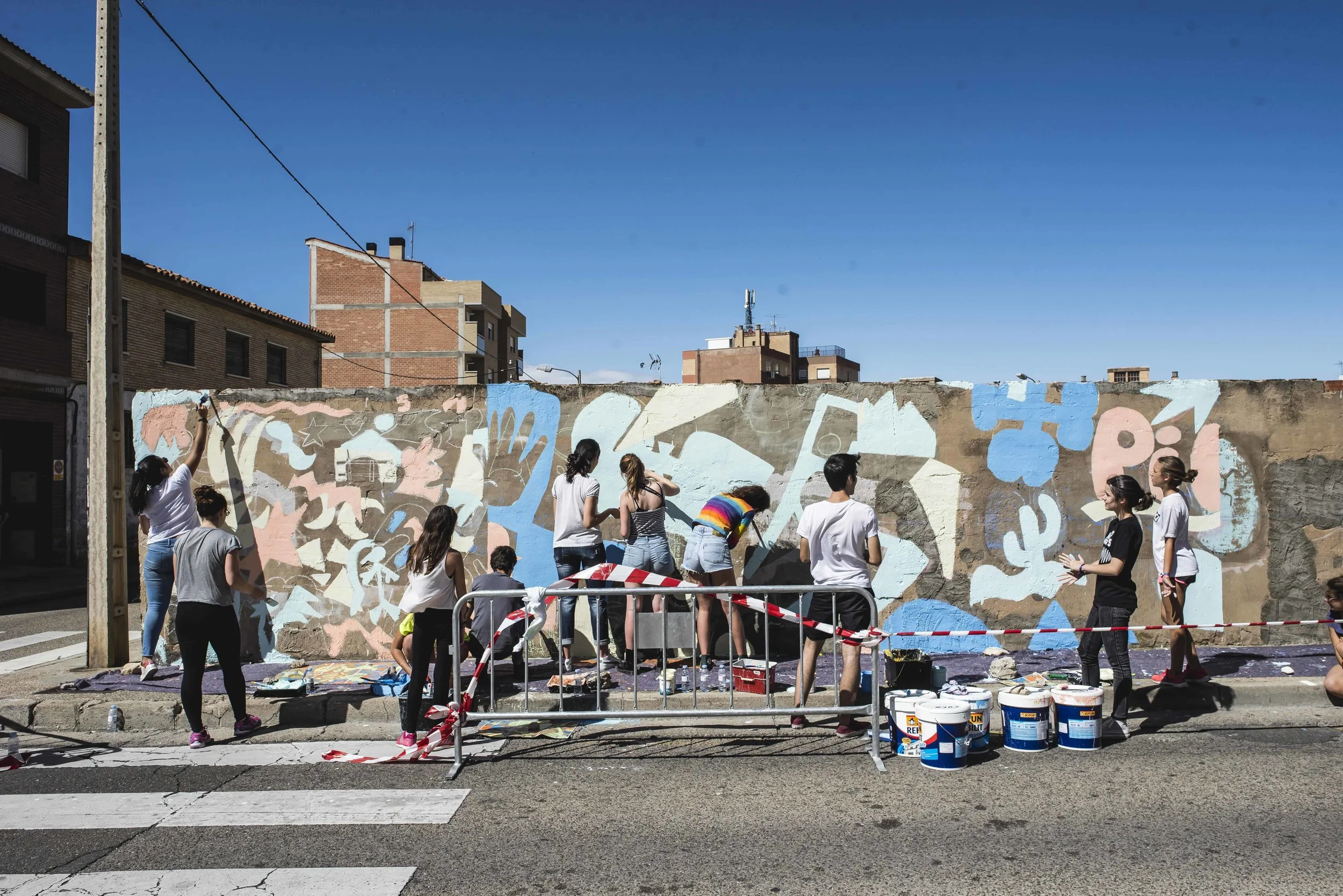 Workshop / mural by Cuco and the neighbours of Valdefierro, Zaragoza, 2017.