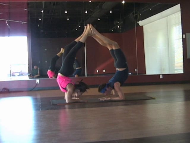Video: Partner Yoga "Ardhika Vrschikasana"