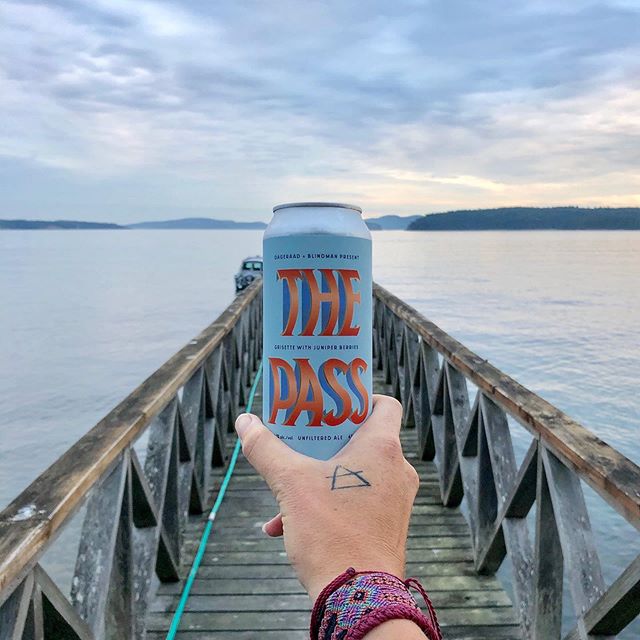 Currently drinking:
The Pass - a collaboration between @dageraadbeer X @blindmanbrewery X @redshedmalting
&bull;
With politics often dividing Alberta and BC, the crews from the two breweries got together to focus on what unites us. The Blindman team 