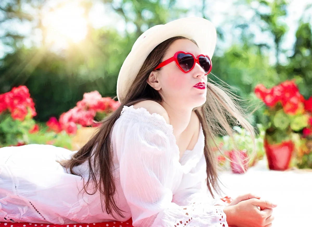 pretty_woman_summer_sunshine_hat_sunglasses_young_female_fashion-716866.jpg