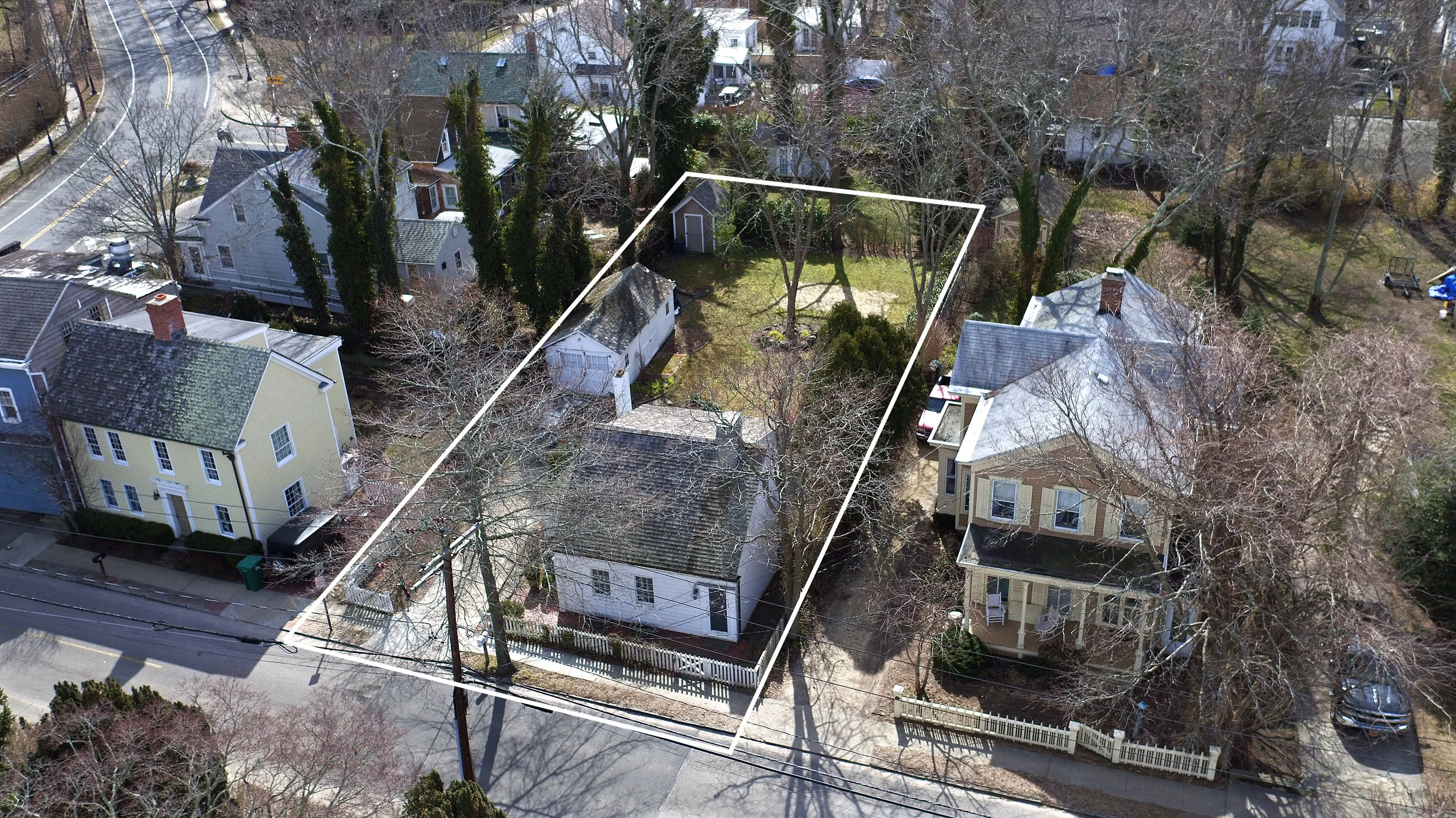 64UnionStreetSagHarborVillageNewYork_Barbara_Lobosco_DouglasElliman_Photography_64901313_high_res.jpg