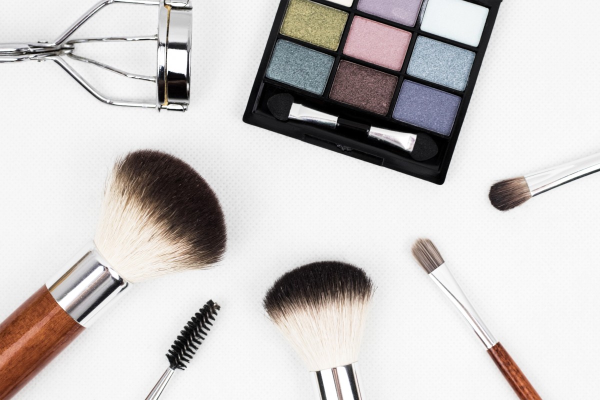makeup_brush_make_up_brush_cosmetics_makeup_applying_eye_shadow_bristles-394943.jpg